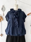 画像2: MARCHE' DE SOEUR／フローフリルのフレンチ袖ブラウス・ダークネイビー (2)