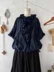 画像2: MARCHE' DE SOEUR／フローフリルの半袖ブラウス・ダークネイビー (2)