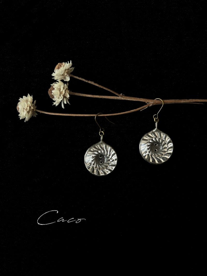 画像1: caco grass works／ヴィンテージガラスボタンのピアス (1)