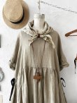 画像3: MARCHE' DE SOEUR／革タグストール付きスキッパーワンピース・オリーブドラブ (3)