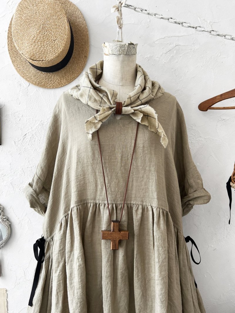 画像3: MARCHE' DE SOEUR／革タグストール付きスキッパーワンピース・オリーブドラブ (3)