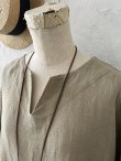 画像6: MARCHE' DE SOEUR／革タグストール付きスキッパーワンピース・オリーブドラブ (6)