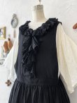 画像7: 【予約販売】MARCHE' DE SOEUR／フローフリルエプロンワンピース・黒 (7)
