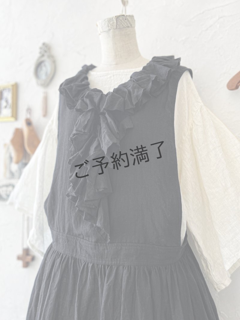 画像7: 【予約販売】MARCHE' DE SOEUR／フローフリルエプロンワンピース・黒 (7)