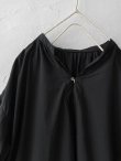 画像2: seasew.／303 オーガニックコットンスキッパーブラウス ・ブラック (2)