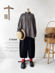 画像1: a+koloni／リネンフリル長袖チュニックブラウス・チャコール (1)