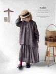 画像11: a+koloni／リネンフリル長袖チュニックブラウス・チャコール (11)