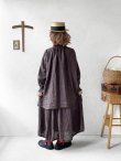 画像14: a+koloni／リネンフリル長袖チュニックブラウス・チャコール (14)