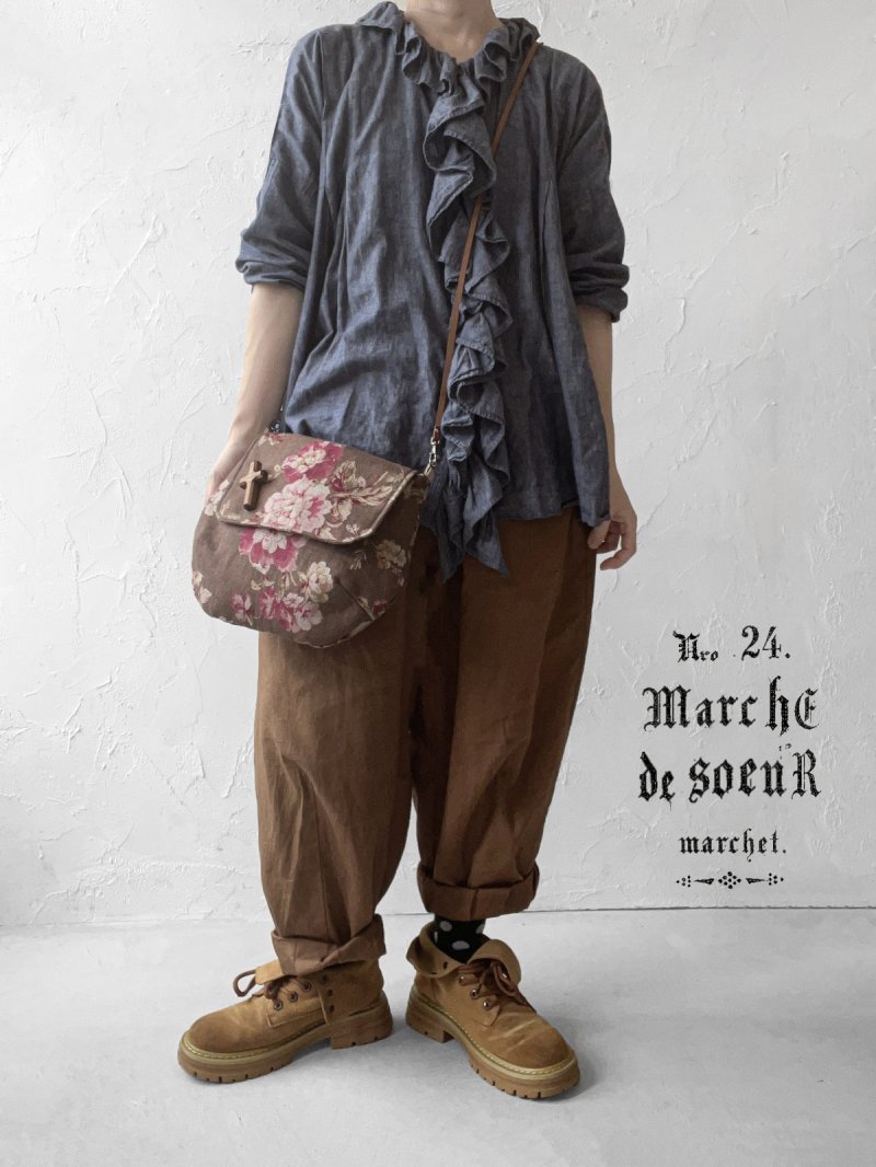 画像1: MARCHE' DE SOEUR／十字架ブローチ付きショルダーバッグ・ブラウンローズ (1)