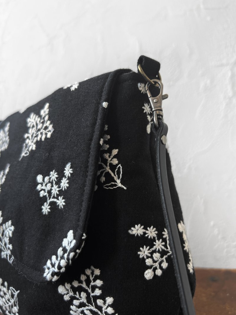 画像3: MARCHE' DE SOEUR／十字架ブローチ付きショルダーバッグ・ブーケ刺繍 (3)