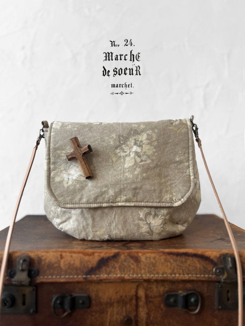 画像2: MARCHE' DE SOEUR／十字架ブローチ付きショルダーバッグ・ベージュローズ (2)