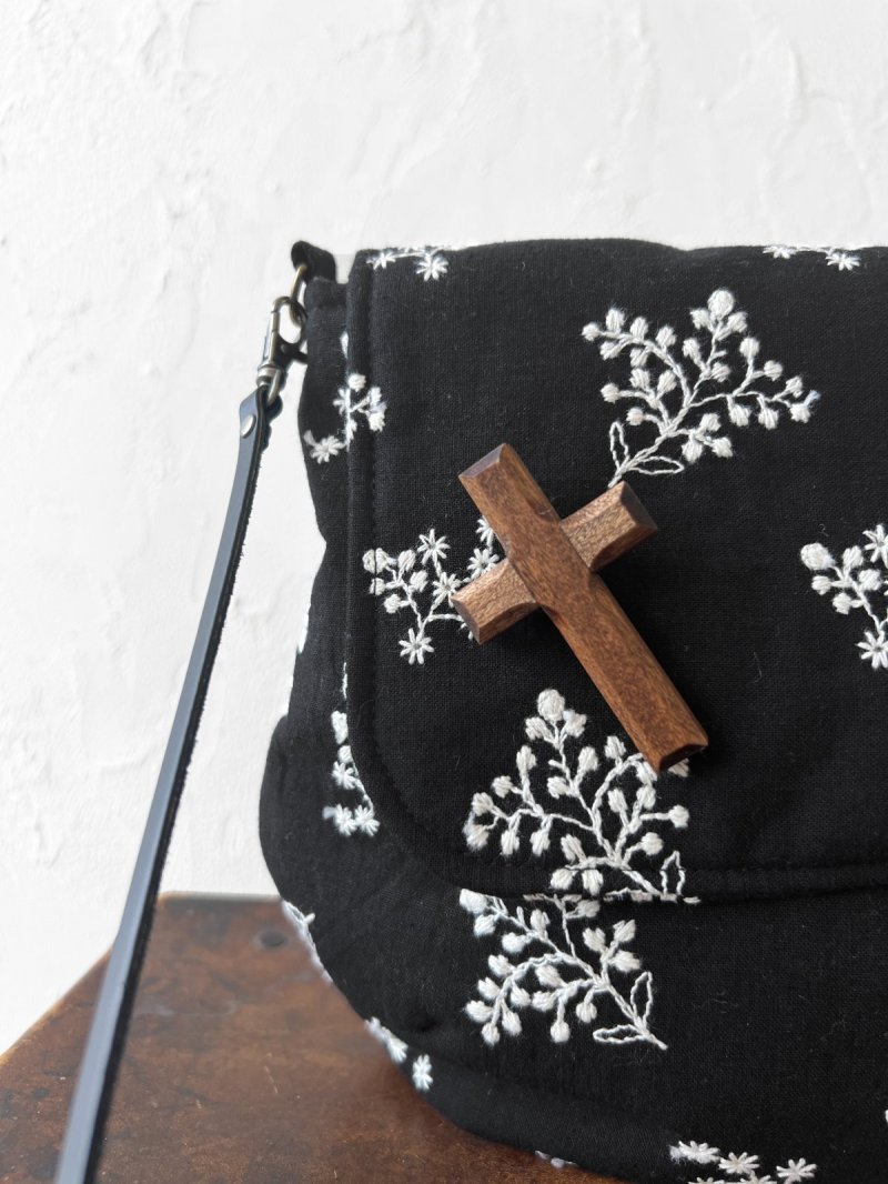 画像2: MARCHE' DE SOEUR／十字架ブローチ付きショルダーバッグ・ブーケ刺繍 (2)