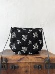 画像5: MARCHE' DE SOEUR／十字架ブローチ付きショルダーバッグ・ブーケ刺繍 (5)
