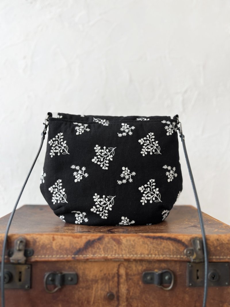 画像5: MARCHE' DE SOEUR／十字架ブローチ付きショルダーバッグ・ブーケ刺繍 (5)