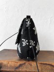 画像4: MARCHE' DE SOEUR／十字架ブローチ付きショルダーバッグ・ブーケ刺繍 (4)