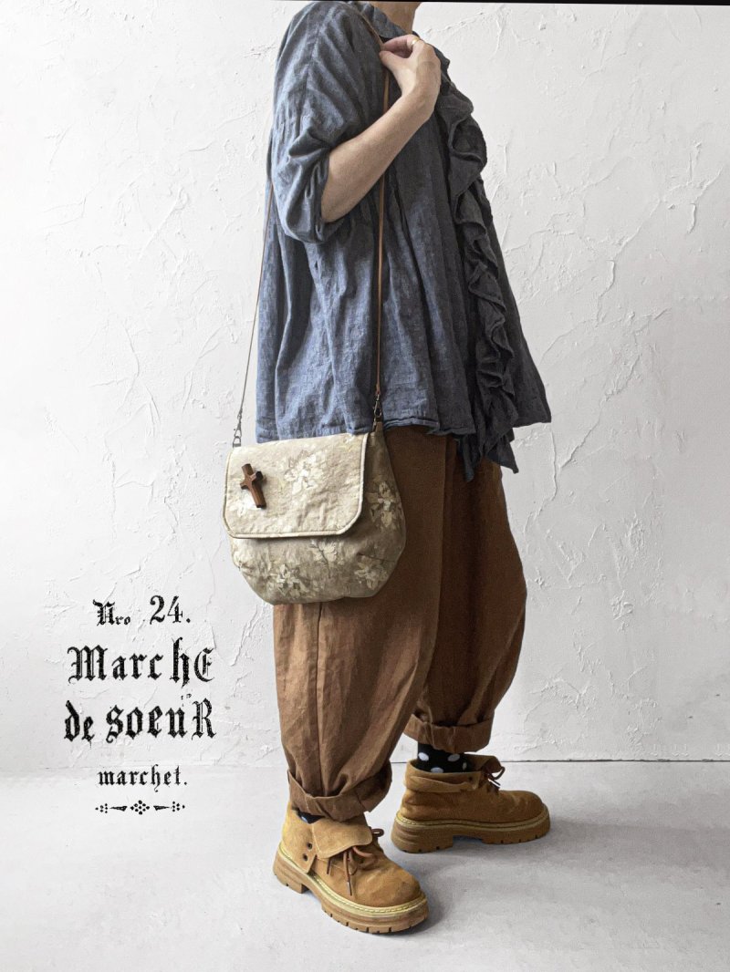 画像1: MARCHE' DE SOEUR／十字架ブローチ付きショルダーバッグ・ベージュローズ (1)