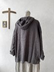 画像7: a+koloni／リネンフードプルオーバー・チャコール (7)