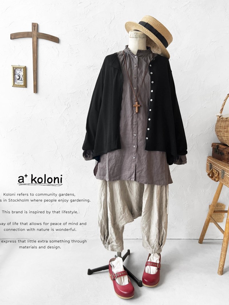画像1: a+koloni／リネンフリル立ち襟ブラウス・チャコール (1)