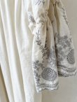 画像4: 【プレビュー中】MIFUMI/Wトロンのワンピース・パウダーグレーししゅう (4)