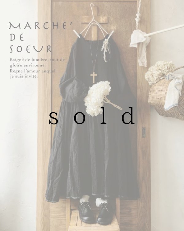 画像1: MARCHE' DE SOEUR/ちいさなコサージュ付きパフ袖ワンピース・黒 (1)