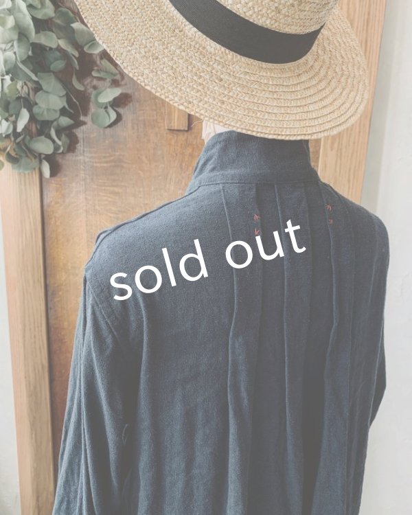 画像4: HALLELUJAH／Chemisier à plis d'époque プリーツシャツ・navy (4)