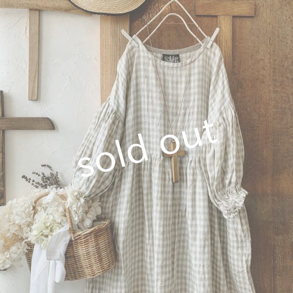 画像2: mifumi／ドロップショルダーボリュームpuffワンピース・生成×白ギンガム (2)