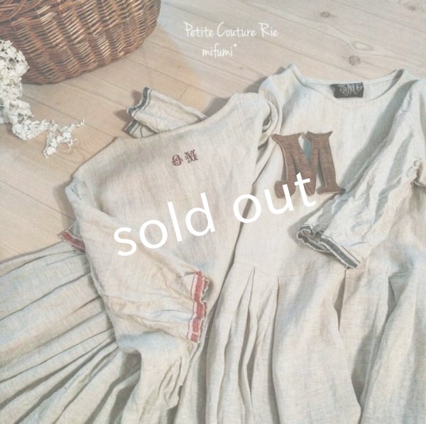 画像2: mifumi／後ろ刺繍のタックとギャザーのワンピース・青耳リネン (2)