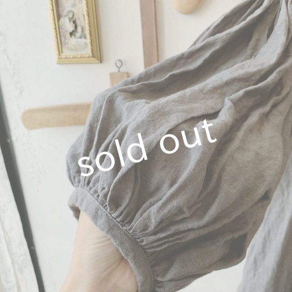 画像4: mifumi／ブッファンお袖の肩リボンワンピース・濃灰 (4)