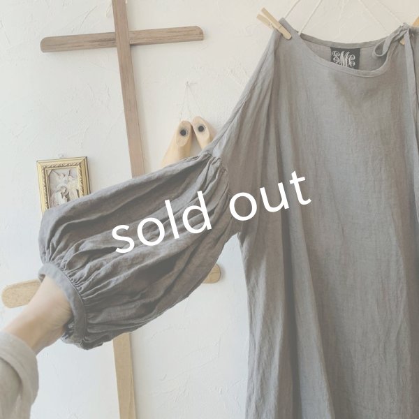 画像2: mifumi／ブッファンお袖の肩リボンワンピース・濃灰 (2)