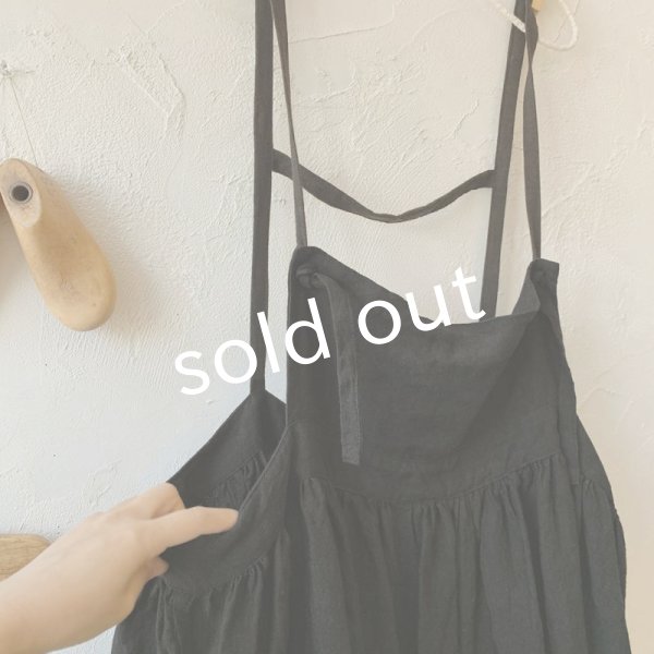 画像2: mifumi／demiとラダーのエプロンドレス・黒 (2)