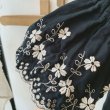 画像4: mifumi／Wトロンのワンピース・黒に生成り花 (4)