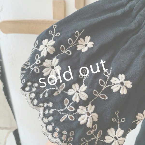 画像4: mifumi／Wトロンのワンピース・黒に生成り花 (4)