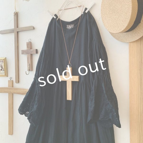 画像2: mifumi／Wトロンのワンピース・黒ベル刺繍 (2)