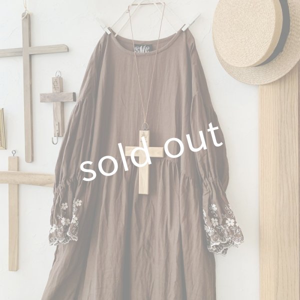 画像2: mifumi／Wトロンのワンピース・茶に生成り花 (2)