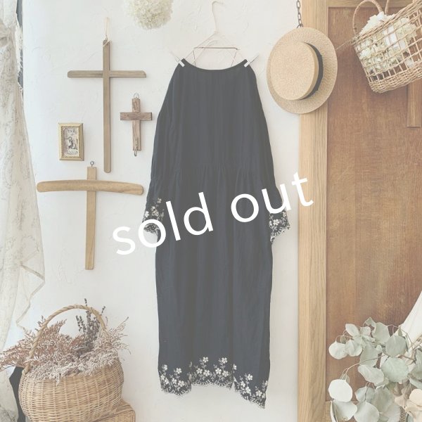 画像6: mifumi／Wトロンのワンピース・黒に生成り花 (6)