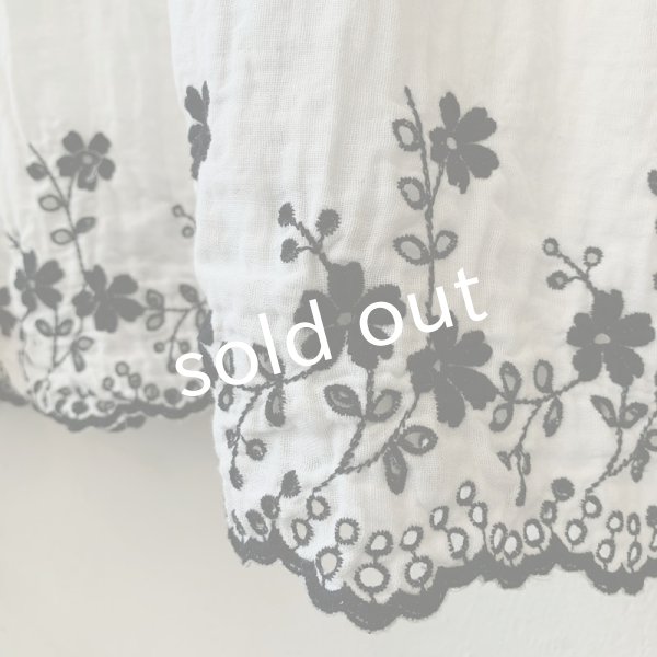 画像3: mifumi／Wトロンのワンピース・白に黒花 (3)