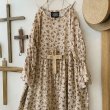 画像2: mifumi／Wトロンのワンピース・ベージュピンクブーケ (2)