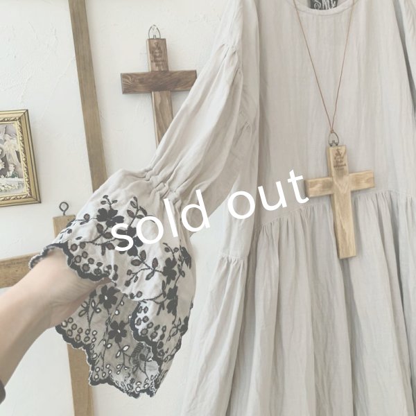 画像2: mifumi／Wトロンのワンピース・グレーに黒花 (2)