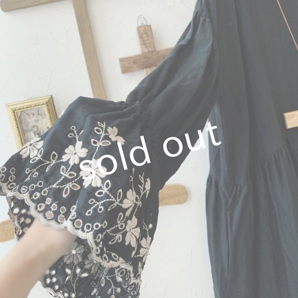 画像3: mifumi／Wトロンのワンピース・黒に生成り花 (3)