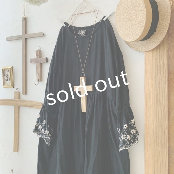 画像2: mifumi／Wトロンのワンピース・黒に生成り花 (2)