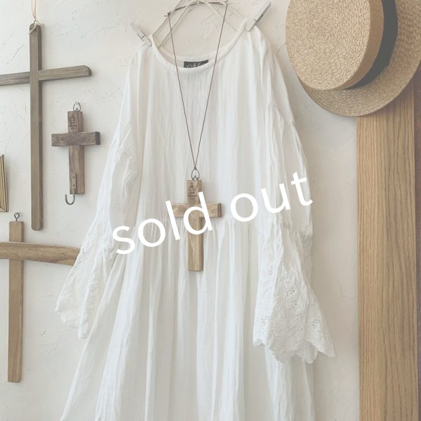 画像2: mifumi／Wトロンのワンピース・白ベル刺繍 (2)