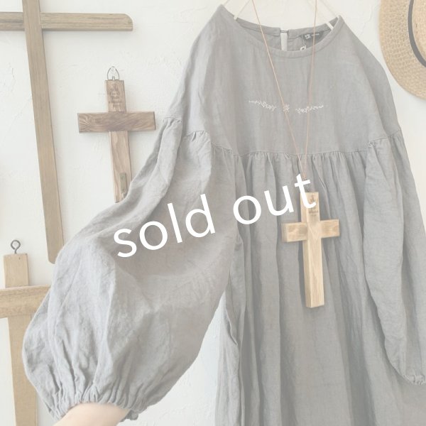 画像2: mifumi／アトリエ刺繍ポワンヨークワンピース・濃灰 (2)