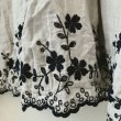 画像4: mifumi／Wトロンのワンピース・グレーに黒花 (4)