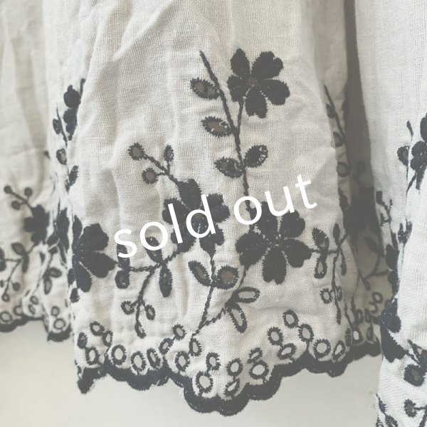 画像4: mifumi／Wトロンのワンピース・グレーに黒花 (4)