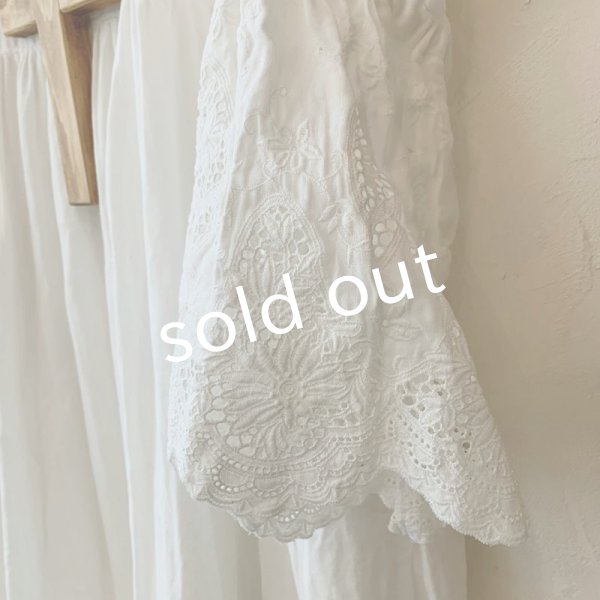 画像3: mifumi／Wトロンのワンピース・白ベル刺繍 (3)