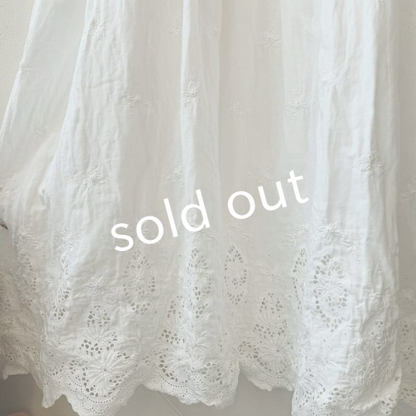 画像4: mifumi／Wトロンのワンピース・白ベル刺繍 (4)