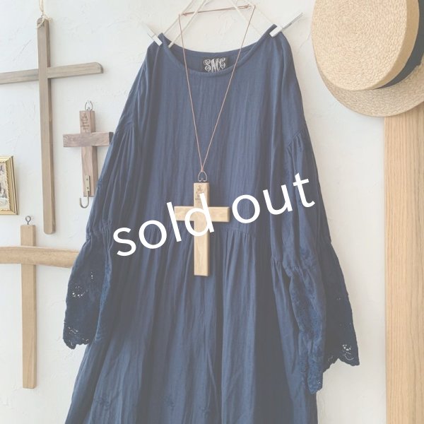 画像2: mifumi／Wトロンのワンピース・ネイビーベル刺繍 (2)
