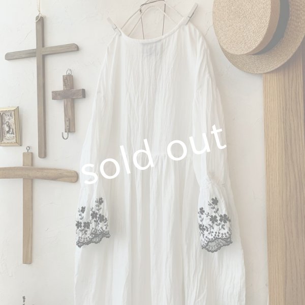 画像6: mifumi／Wトロンのワンピース・白に黒花 (6)