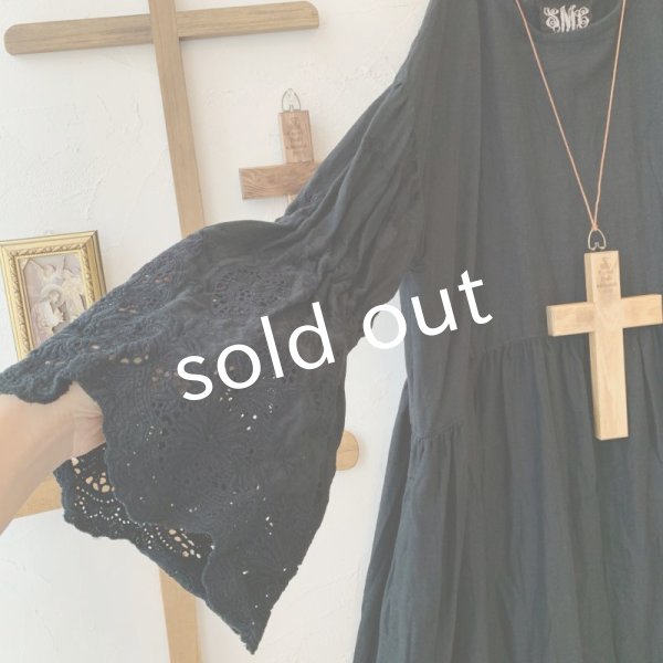 画像3: mifumi／Wトロンのワンピース・黒ベル刺繍 (3)