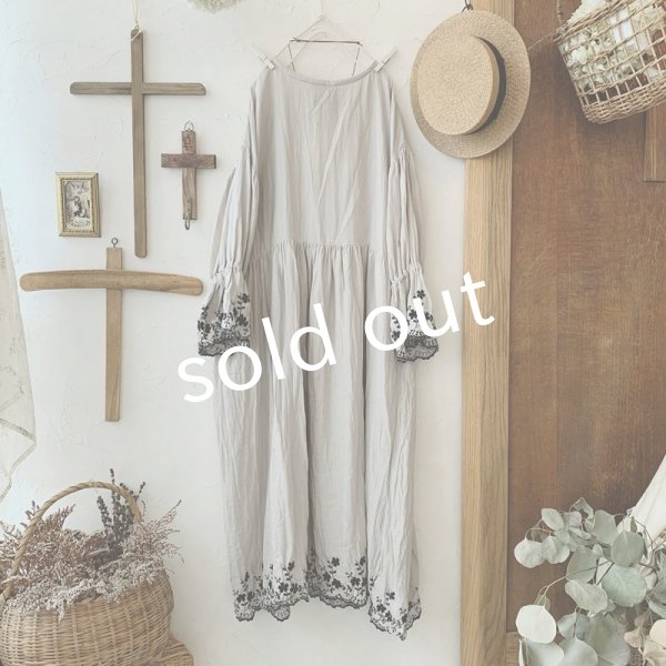 画像5: mifumi／Wトロンのワンピース・グレーに黒花 (5)